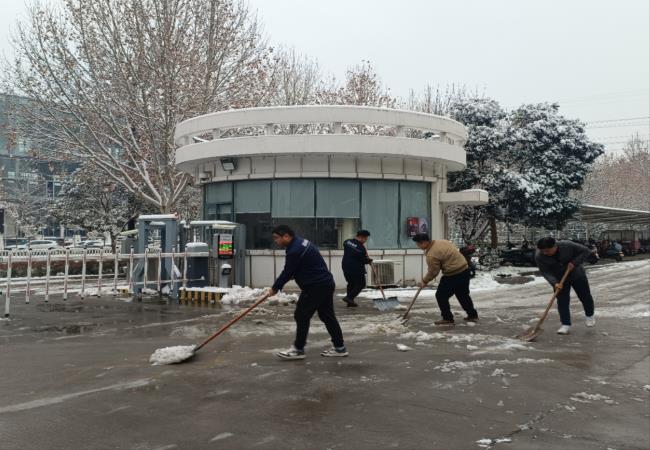 掃雪除冰我先行，冰雪更映黨旗紅